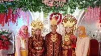 Ketiga pengantin asal Musi Banyuasin Sumsel berfoto bersama tamu undangan (Dok. Fanpage Facebook @infosumsel / Nefri Inge)