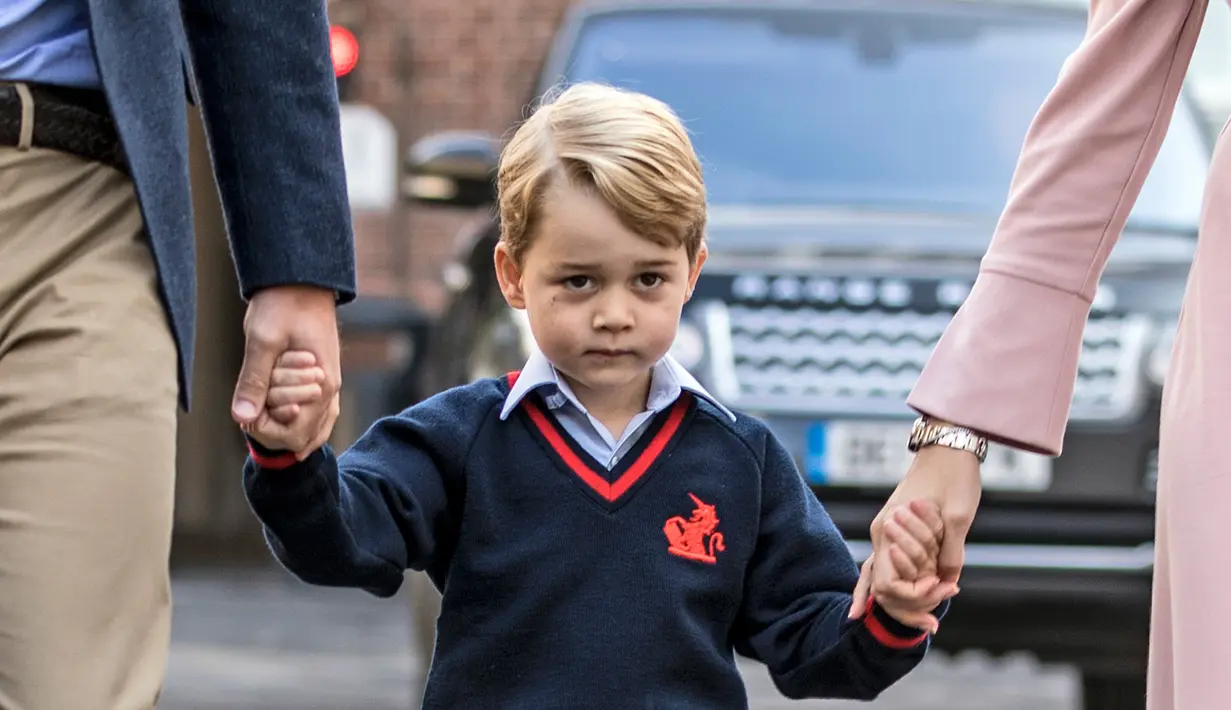 Ekspresi Pangeran George di hari pertamanya sekolah di Thomas's school di Battersea, London, Inggris (7/9). Pangeran George didampingi ayahnya Pangeran William berangkat ke sekolah pada hari pertama. (Richard Pohle/Pool Photo via AP)