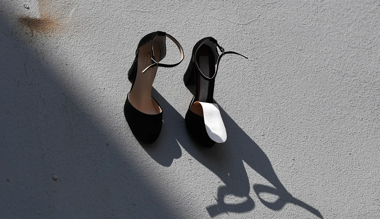 Detail pameran seni kontemporer yang meletakkan  sepatu perempuan di dinding sebuah bangunan di Istanbul, Selasa (17/9/2019). Sebanyak 440 sepatu melambangkan perempuan yang dibunuh oleh pasangan dan suami mereka di Turki sepanjang tahun 2018. (Ozan KOSE/AFP)