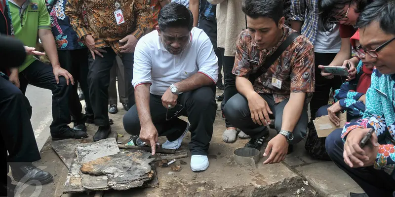 Sumarsono Tinjau Pembersihan Gorong-gorong di Gatot Subroto