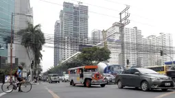 Sebuah mobil Jeepney melintas di antara kemacetan yang terjadi di Manila, Filipina, Jumat (22/11/2019). Jeepney merupakan transportasi umum paling populer dan sudah menjadi ikon di Filipina. (Bola.com/M Iqbal Ichsan)