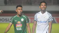 Pemain Tira Persikabo, Ikhwan Ciptady (kanan) bersama bek PSS, Asyraq Gufron usai laga di Stadion Maguwoharjo, Minggu (8/3/2020). (Bola.com/Vincentius Atmaja)