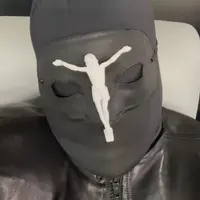 Kanye West Kenakan Topeng Alexander McQueen (Instagram/kanyewest)