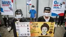 Massa mengenakan pelindung wajah dan masker saat menggelar aksi di depan Kedubes Korea Selatan di Jakarta, Kamis (25/6/2020). Dalam aksinya, mereka meminta Korsel membatalkan rencana pendanan untuk proyek PLTU Jawa 9 dan 10 di Banten yang dinilai merusak lingkungan. (Liputan6.com/Faizal Fanani)