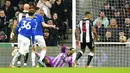 Pemain Newcastle United Jamaal Lascelles (kanan) mencetak gol bunuh diri saat melawan Everton pada pertandingan sepak bola Liga Inggris di St James' Park, Newcastle, Inggris, 8 Februari 2022. Newcastle United menang 3-1. (Owen Humphreys/PA via AP)