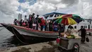 Penumpang mengantre untuk turun dari kapal wisata di Pelabuhan Kali Adem, Jakarta, Senin (1/1). Warga memadati Pelabuhan Kali Adem usai berlibur ke pulau-pulau kecil di utara Jakarta untuk merayakan Tahun Baru. (Liputan6.com/Faizal Fanani)