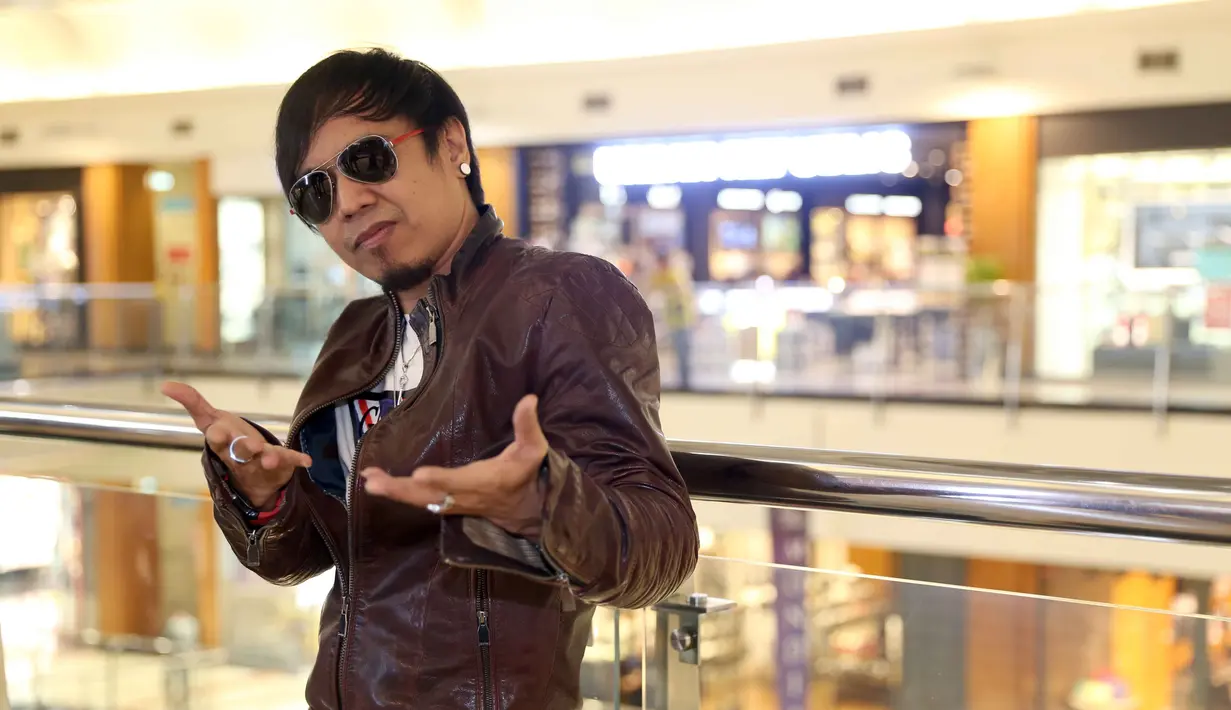 Vokalis band Radja, Ian Kasela melebarkan kariernya. Ia bermain dalam film layar lebar berjudul Musik Untuk Cinta. Lantas apa pertimbangannya hingga ia memutuskan untuk main film. (Nurwahyunan/Bintang.com)