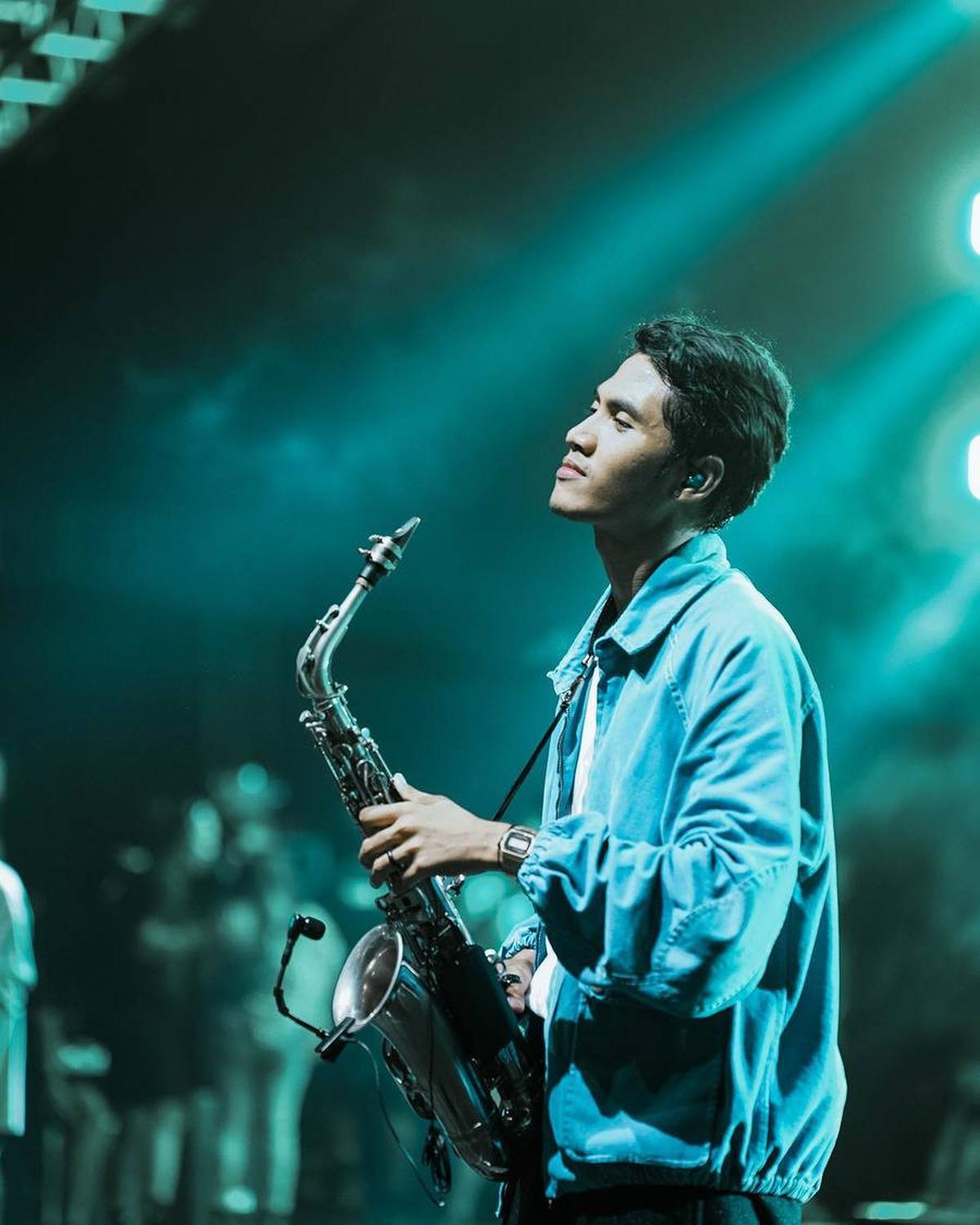 8 Potret Evan WMD yang Diduga Jadi Teman Spesial Ria Ricis, Pemain Saxophone di Band Pengiring Denny Caknan
