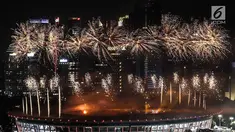 Pesta kembang api menyemarakkan upacara pembukaan Asian Games 2018 di Stadion Utama Gelora Bung Karno (SUGBK), Senayan, Jakarta, Sabtu (18/8). (Liputan6.com/JohanTallo)
