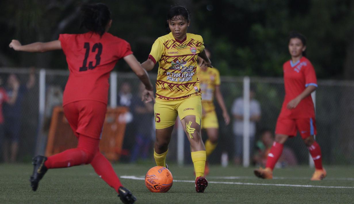 Striker Sumatra Selatan, Febriana Kusumaningrum, menggiring bola saat melawan Bangka Belitung pada laga final Piala Pertiwi di NYTC Sawangan, Depok, Jumat (3/5). Sumsel menang 2-1 atas Babel. (Bola.com/Vitalis Yogi Trisna)