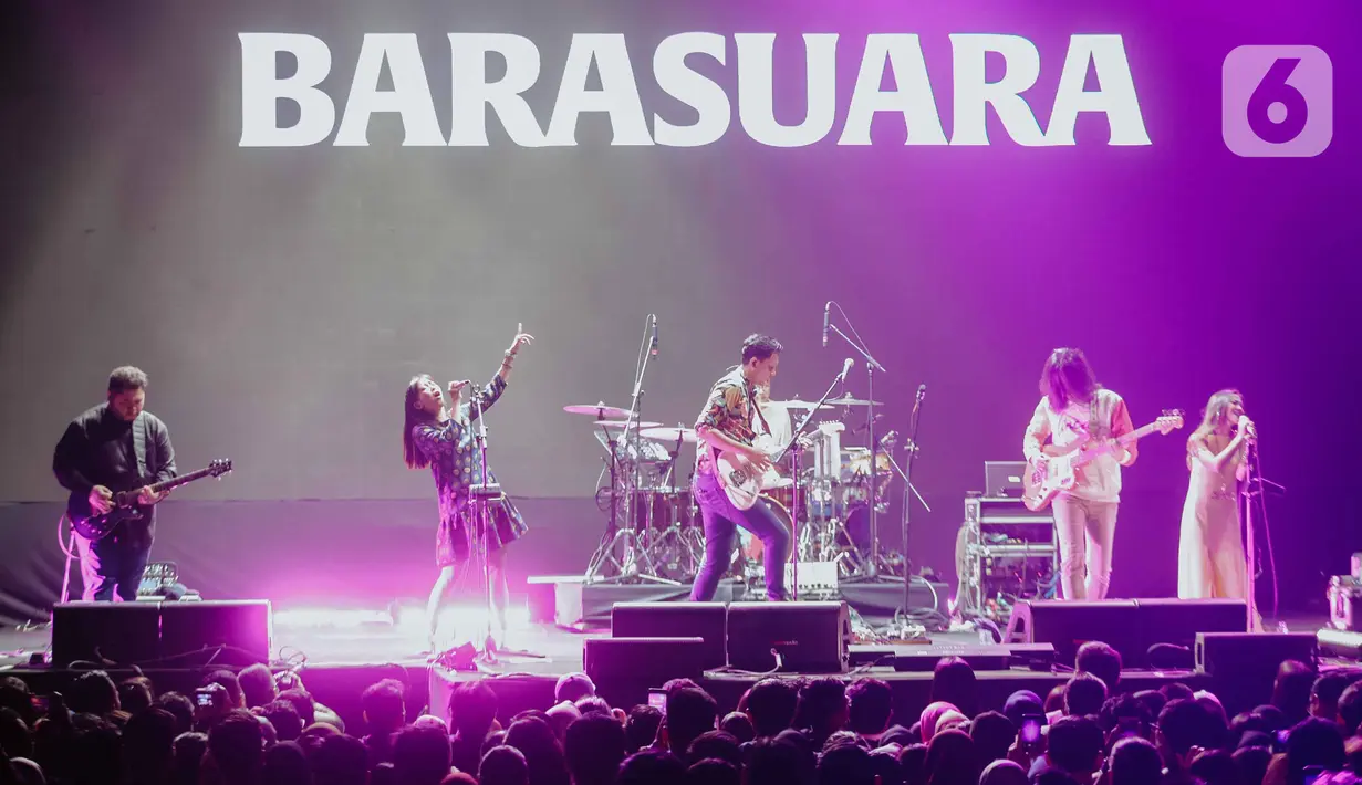 Band Barasuara tampil menghibur penonton pada Tamagochill festival yang bertajuk it’s time to go chill di Tennis Indoor Senayan, Jakarta, Jumat (22/11/2019). Dalam penampilannya mereka membawakan sejumlah lagu tenarnya seperti Sendu Melagu, Mengunci Ingatan, dan Bahas Bahasa. (Liputan6.com/Faizal F
