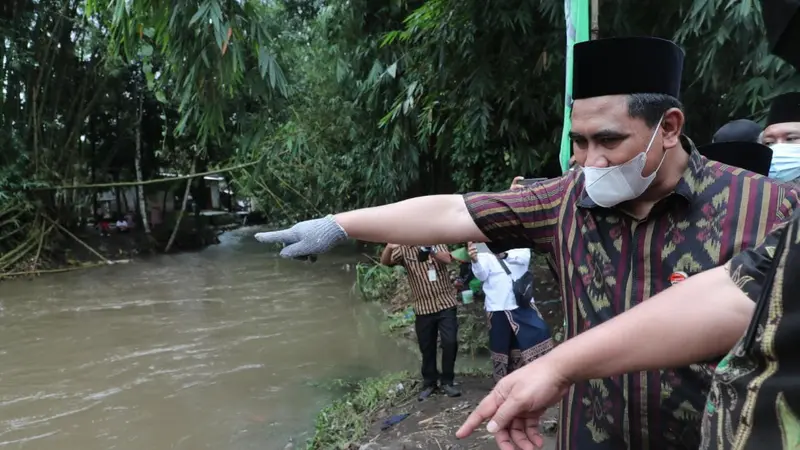 Foto Wakil Gubenur Jawa Tengah, Taj Yasin Maimoen saat melihat kondisi Sungai