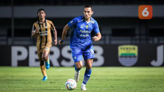 Foto: Ezra Walian Bangkit, Cetak Gol Indah dan Buat Persib Bandung Terhindar dari Kekalahan