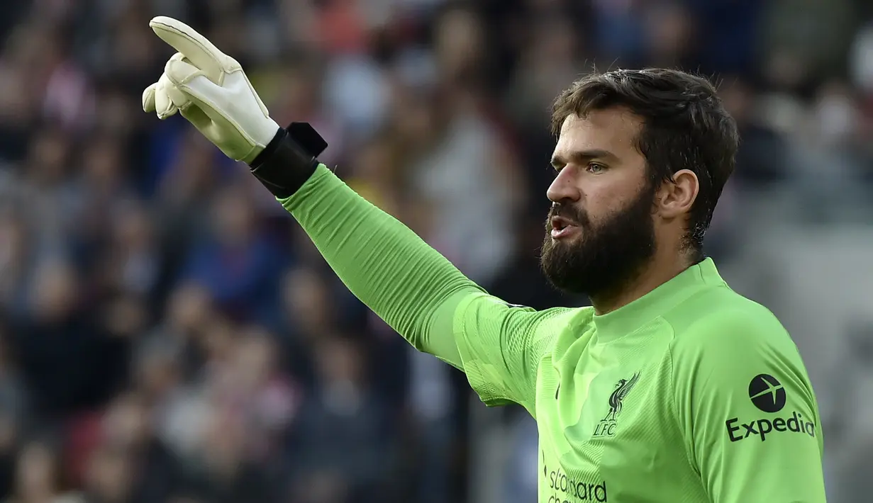 Alisson Becker. Kiper asal Brasil berusia 28 tahun ini telah 4 musim memperkuat Liverpool sejak 2018/2019. Musim ini ia telah tampil dalam 7 laga di semua kompetisi dengan catatan 4 kali clean sheets dengan kebobolan 4 gol. (AP/Rui Vieira)