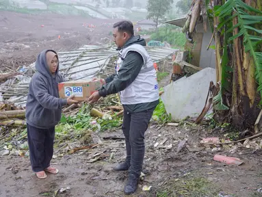 Bencana banjir disertai tanah longsor melanda Desa Pasirlangu, Kecamatan Cisarua, Kabupaten Bandung Barat, Jawa Barat, Sabtu (24/06), setelah hujan deras mengguyur wilayah tersebut selama dua hari berturut-turut.