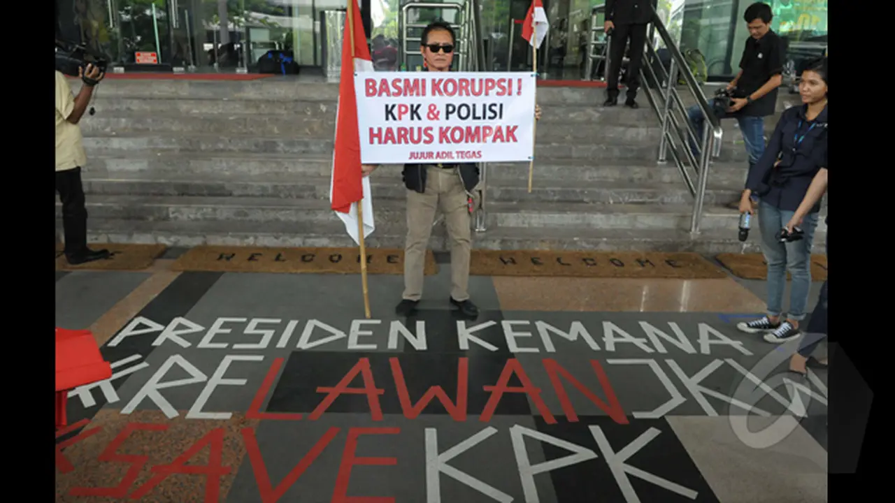 Aktor Pong Harjatmo Gelar Aksi di KPK