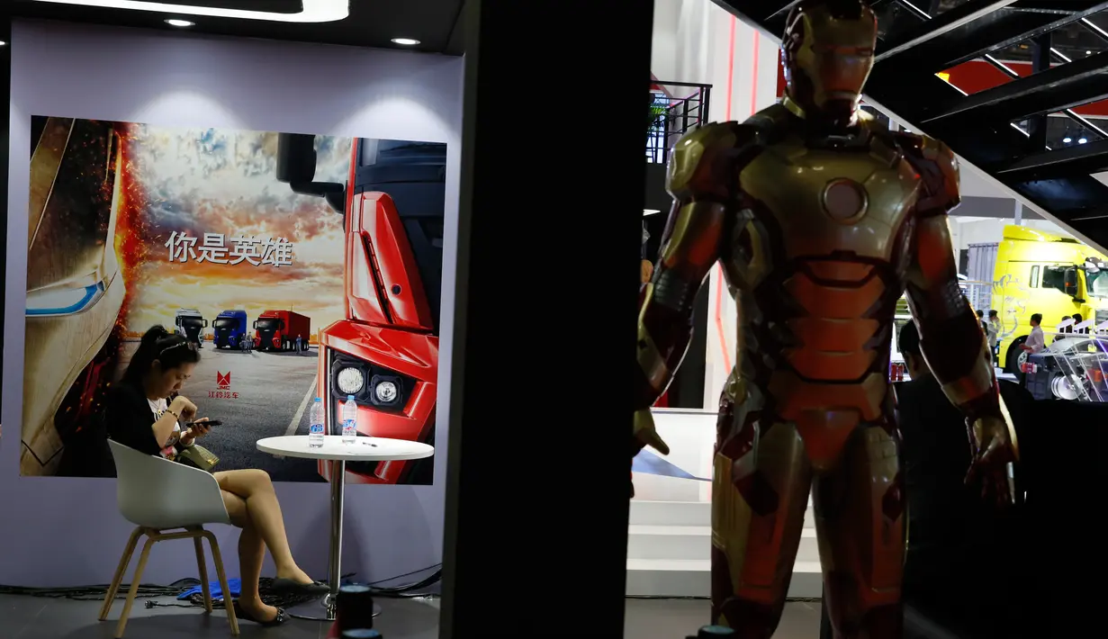 Karakter dan poster Iron Man ditampilkan untuk mempromosikan truk buatan produsen mobil China JMC sebelum pameran Auto Shanghai 2017 di National Exhibition and Convention Center di Shanghai, China (19/4). (AP Photo/Ng Han Guan)