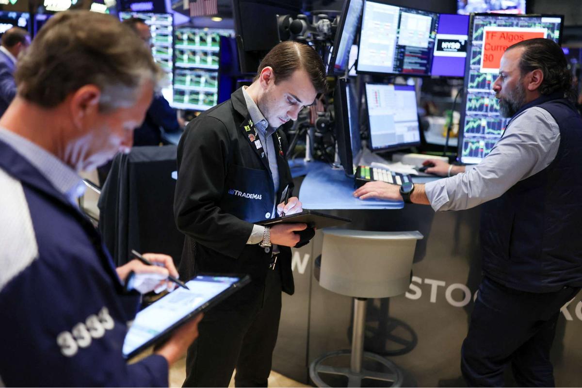Wajah Cemas Trader Kala Wall Street 'Kebakaran' Imbas Kebijakan Tarif Imbal Balik Donald Trump