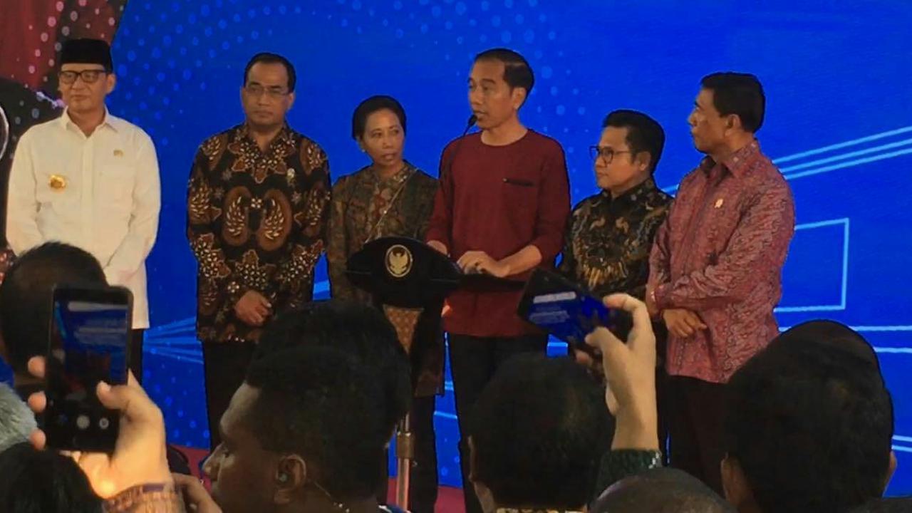 Pakai Kaos Oblong, Jokowi Resmikan Kereta Bandara Soekarno-Hatta