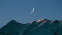 Ilustrasi bulan dan bintang, malam hari. (Photo by Benjamin Voros on Unsplash)