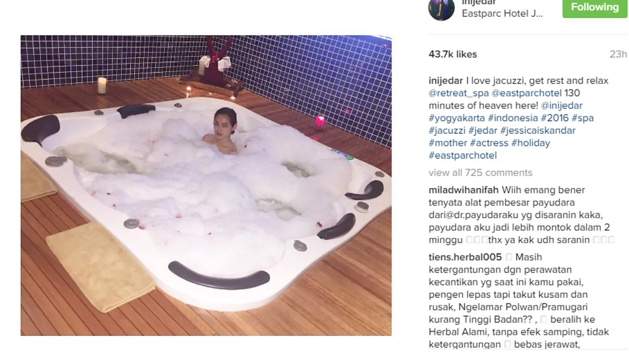 [Bintang] Jessica Iskandar mandi busa