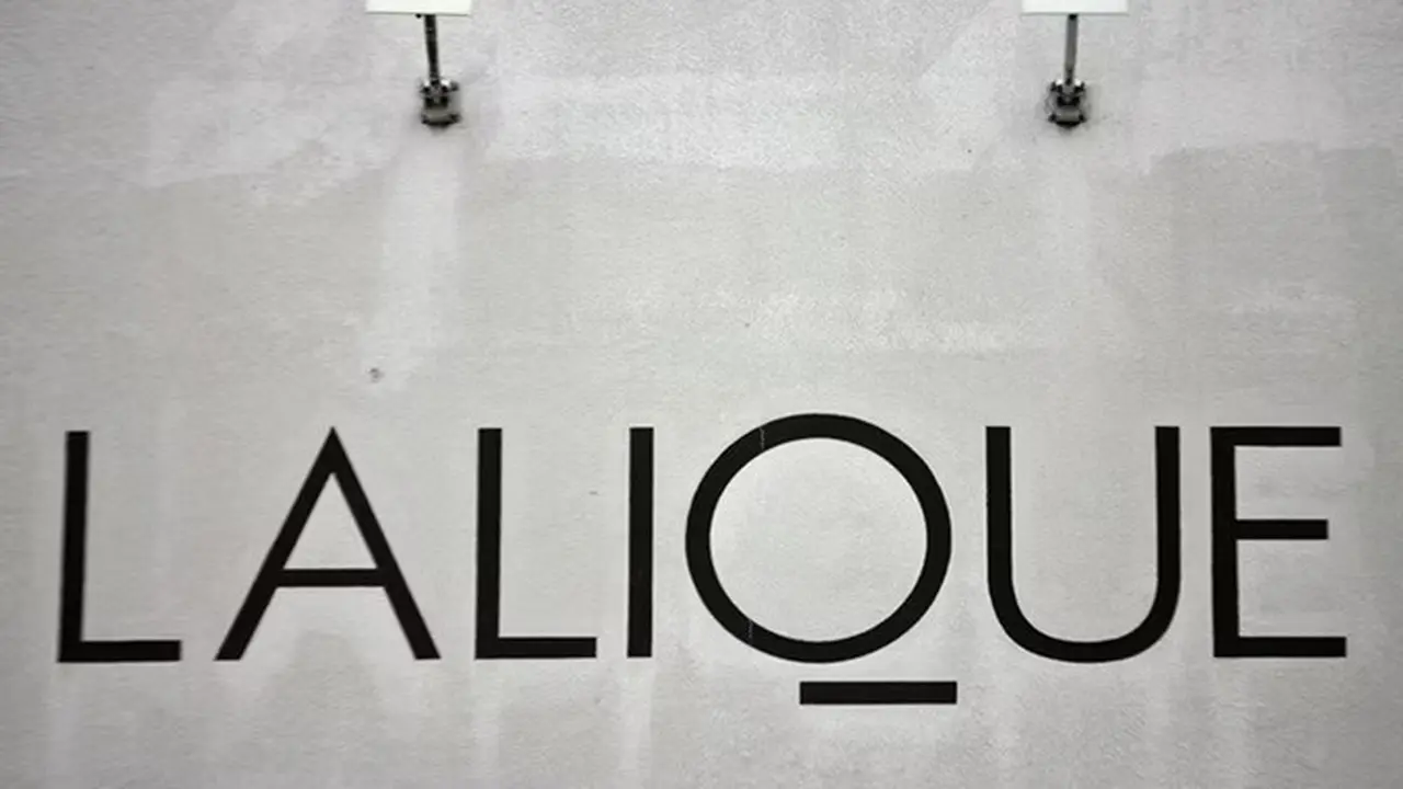 Logo Lalique, produsen kristal mewah asal Prancis, terpampang di fasad pabrik perusahaan tersebut di Wingen-sur-Moder, Prancis timur, pada 5 Desember 2007.