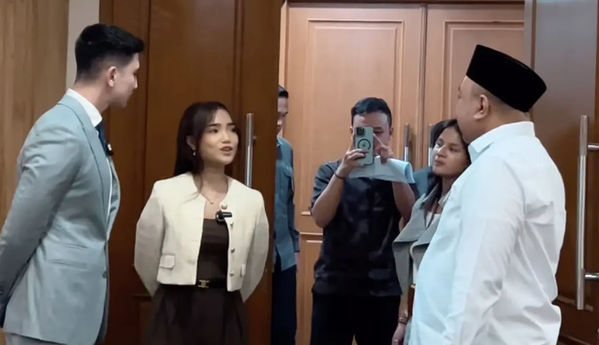 <p>Tentu saja, kehadiran Fuji berhasil mencuri atensi publik. [Foto: instagram/ Fuji]</p>