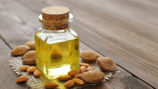 Cara Memerahkan Bibir Secara Alami dengan Minyak Almond