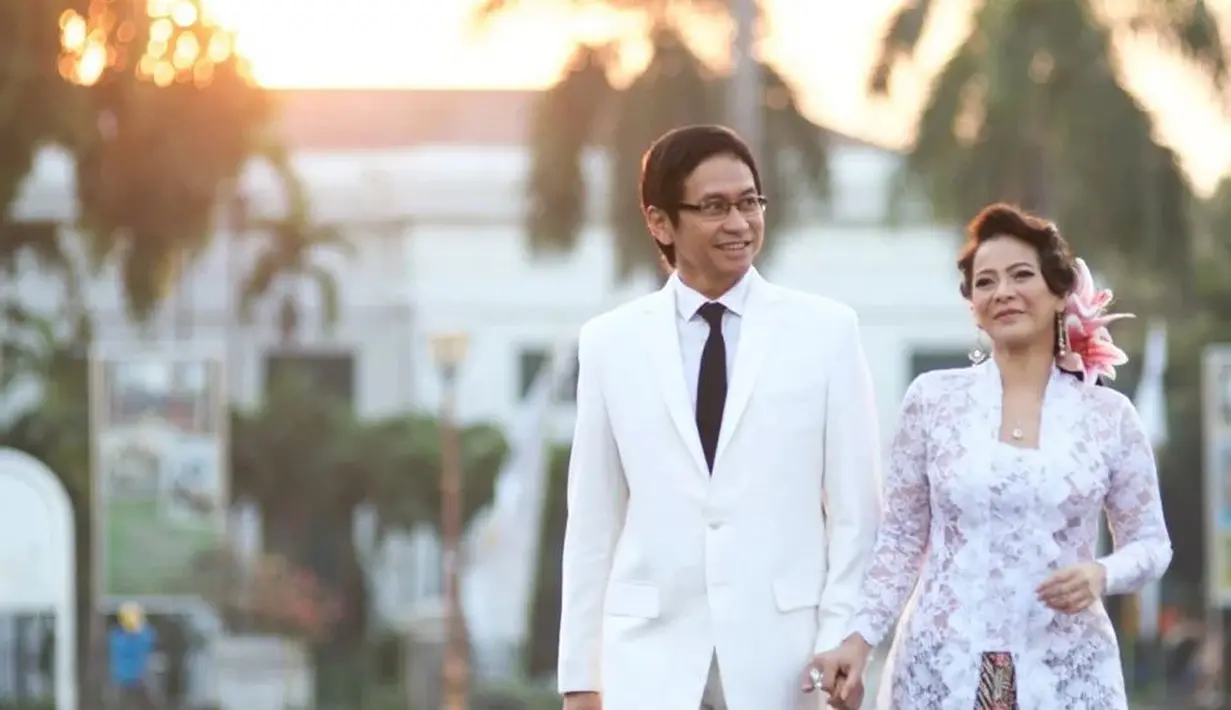 Yovie Widianto dan Tantowi Yahya melantun doa khusus untuk pasangan ini. “Selamat mas @addiems999 dan mbak Memes sehat, sejahtera dan terjaga dalam bahagia selamanya,” tulis kibordis Kahitna. “Happy 35th wedding anniversary Addie dan Memes. Semoga Allah semakin banyak mencurahkan rahmat dan kasihNYA ke elo berdua,” Tantowi Yahya menyahut. (Foto: Dok. Instagram @addiems)