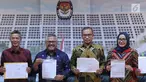 Ketua KPU, Arief Budiman (kedua kiri) menunjukkan rilis pembatalan 11 parpol peserta Pemilu 2019 untuk DPRD Provinsi dan beberapa DPRD Kabupaten/Kota karena tidak menyerahkan laporan awal dana kampanye, Jakarta, (21/3). (Liputan6.com/Helmi Fithriansyah)