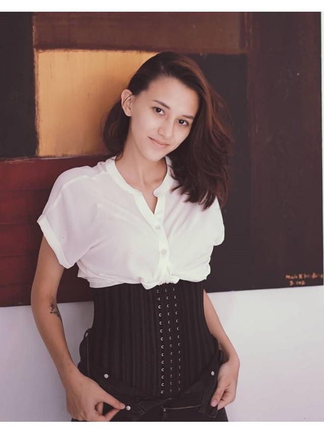 Artis Berparas Bule Namun Keturunan Jawa yang Cantik Mempesona