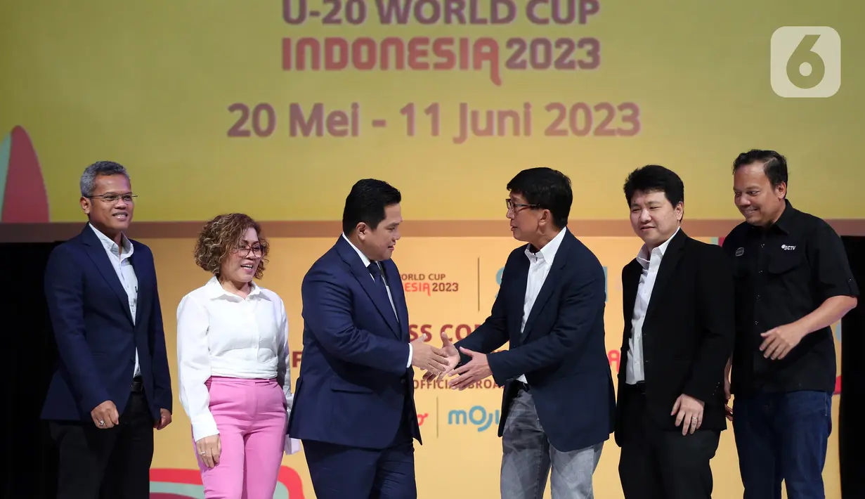 Ketua PSSI sekaligus Menteri BUMN Erick Tohir (ketiga kiri) bersalaman dengan Direktur SCM Sutanto Hartono (ketiga kanan) usai jumpa pers di SCTV Tower saat menggelar Jumpa Pers di SCTV Tower, Jakarta, Selasa (28/2/2023). Jumpa pers tersebut terkait Perhelatan Piala Dunia U-20 2023 ini akan disiarkan langsung Emtek Group lewat SCM. Pecinta bola di Indonesia bisa menyaksikan seluruh pertandingan melalui SCTV, INDOSIAR, VIDIO, MOJI, Mentari TV, Nex Parabola, dan Champions TV. (Liputan6.com/Johan Tallo)