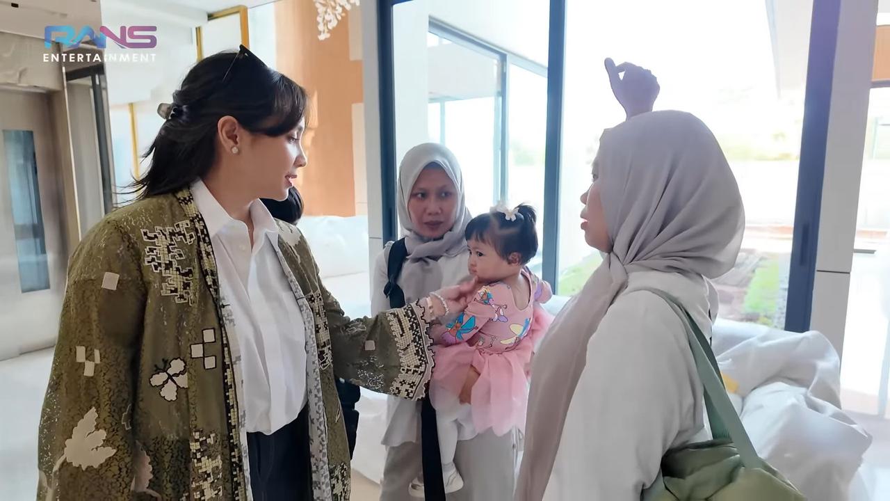 Bahagianya Baby Lily Punya Kamar Pribadi di Rumah Baru, Langsung Kepo Mau Lihat & Tersenyum Manis ke Nagita