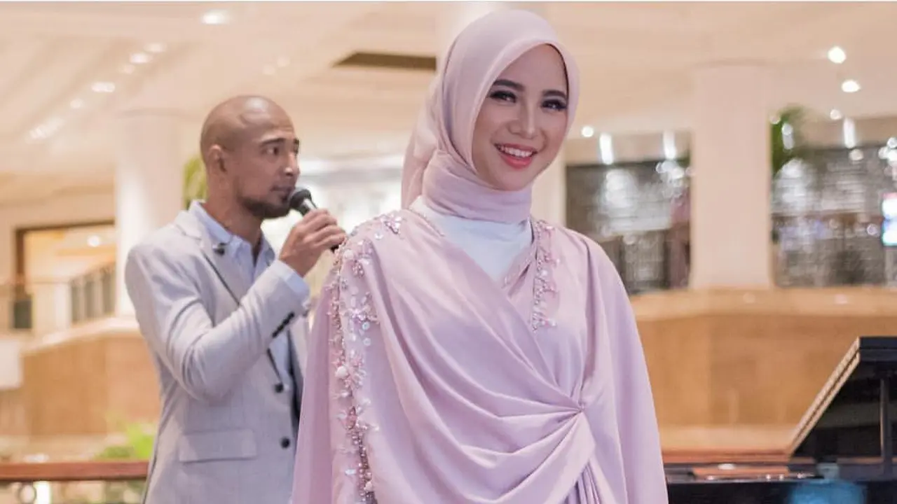 [Bintang] Tampil Modis, Lihat 5 Gaya Seleb yang Mantap Berhijab di Lebaran Tahun Pertama