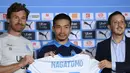 Bek baru Marseille, Yuto Nagatomo (tengah) berpose dengan Pelatih Andre Villas-Boas dan wakil manajer umum Pablo Longoria (kanan) saat konferensi pers di Marseille (2/9/2020). Mantan pemain Inter Milan ini resmi direkrut Marseille dengan  status free transfer dari Galatasaray. (AFP/Christophe Simon)