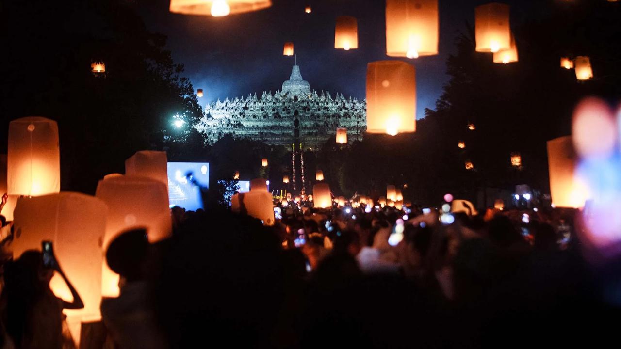 FOTO: Ribuan Lampion Terangi Langit Borobudur pada Puncak Waisak 2570 BE