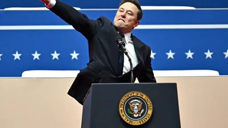 CEO Tesla dan SpaceX, Elon Musk, membuat gestur yang dibandingkan dengan hormat ala Nazi saat berpidato selama parade pelantikan Donald Trump di Capitol One Arena, di Washington DC, Amerika Serikat (AS), Senin (20/1/2025).