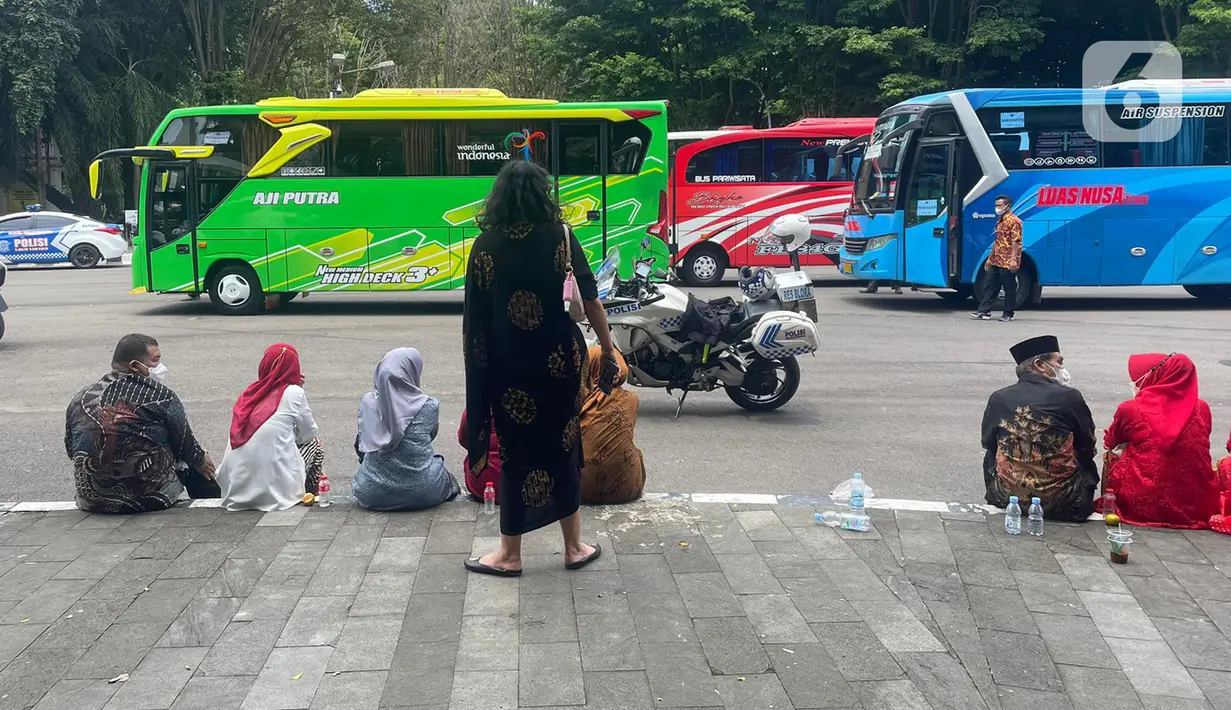 Sejumlah tamu menunggu bus yang akan mengangkut mereka menuju resepsi pernikahan putra bungsu Presiden Jokowi, Kaesang Pangarep dan Erina Gudono dari Stadion Manahan, Solo, Jawa Tengah, Minggu (11/12/2022).  Sejumlah tamu juga ada yang diantar dengan becak dan andong menuju Mangkunegaran. (Liputan6.com/Herman Zakharia)