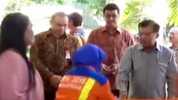 Halal bihalal di kediaman pribadi Wakil Presiden Jusuf Kalla diwarnai kericuhan. Sementara video mudik dengan sepeda motor dikirim Rossi.