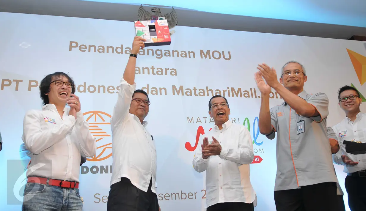 CEO MatahariMall.com Hadi Wenas,  Menkominfo Rudiantara, Chairman MatahariMall.com Emirsyah Satar, Direktur Utama PT Pos Indonesia Gilarsi WS (ki-ka) berpose usai penandatanganan MOU di Kantor Pos Indonesia, Jakarta, (7/12). (Liputan6.com/Gempur M Surya)
