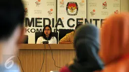 Peneliti Divisi Korupsi ICW, Almas Sjafrina memberikan pemaparan bersama Koalisi KawalPilkada di Gedung KPU Pusat, Jakarta, Senin (9/11/2015). Koalisi KawalPilkada mengembangkan website untuk mengawal proses Pilkada. (Liputan6.com/Helmi Fithriansyah)