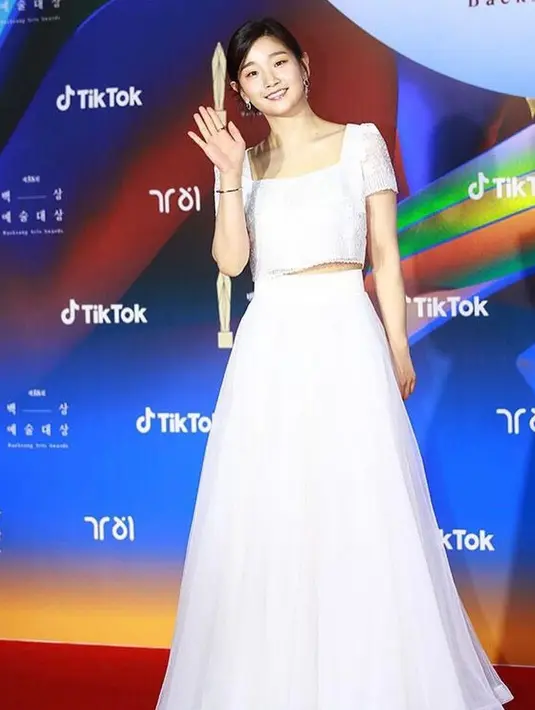 <p>Park So Dam yang baru sembuh dari kanker juga terlihat menunjukkan batang hidungnya di Baeksang Arts Award. Pemeran Parasite ini tampil menawan dalam balutan dress putih. (Instagram/hundred.filmm).</p>