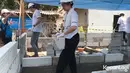 Bagi perempuan empat anak ini, menjadi tukang bangunan merupakan pengalaman pertamanya. Seperti tukang bangunan profesional, Joanna tampak antusias saat mengangkat, menggergaji hingga memasang hebel. [Foto: KapanLagi.com/Dadan Eka Permana]