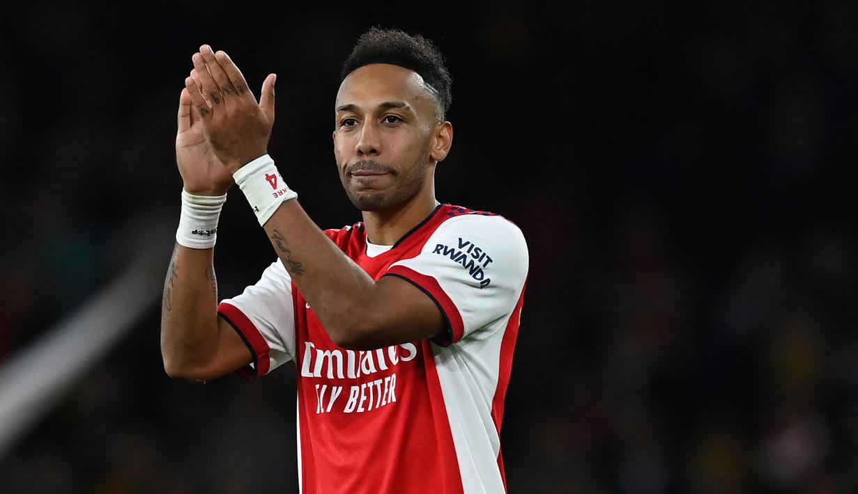 Pierre-Emerick Aubameyang. Striker asal Gabon berusia 32 tahun ini menjadi pemain tertua dan satu-satunya dalam daftar yang jadi pilihan utama. Sejak tengah musim 2017/2018 usai didatangkan dari Borussia Dortmund ia telah bermain dalam 163 laga dengan torehan 92 gol dan 21 assist. (AFP/Glyn Kirk)