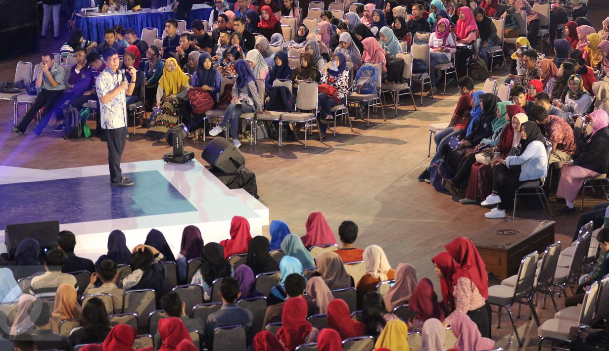 Wakil Direktur Utama Emtek, Sutanto Hartono,berbagi pengalaman kepada peserta Emtek Goes to Campus (EGTC) 2017 di Malang, Jawa Timur, Rabu (3/5). (Liputan6.com/Helmi Afandi)