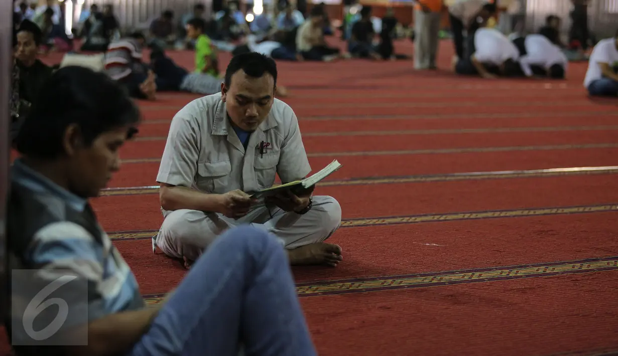 Umat muslim saat membaca Alquran di Masjid Istiqlal, Jakarta, Kamis (18/6/2015). Selain membaca Alquran, memasuki bulan Ramadan warga memenuhi Masjid Istiqlal untuk berisitrahat sambil menunggu waktu berbuka puasa.   (Liputan6.com/Faizal Fanani)