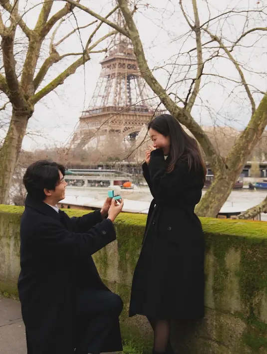 Berlatar Menara Eiffel yang cantik, Ok Taecyeon berlutut di depan sang kekasih dengan cincin berlian [@thebestphotoparis]