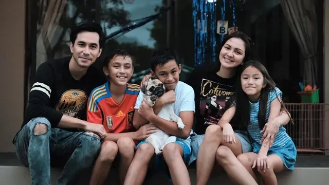 Potret harmonis keluarga Darius Sinathrya dan Donna Agnesia