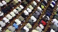 Video cuplikan salat tarawih dua puluh tiga rakaat di Ponpes Mambaul Hikam, Blitar.