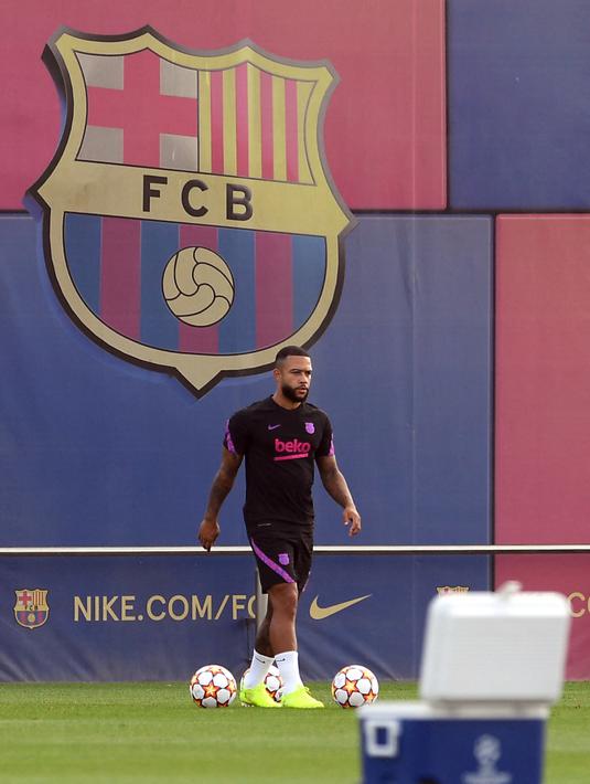 Pemain depan Barcelona, Memphis Depay, menghadiri sesi latihan di tempat latihan Joan Gamper di Sant Joan Despi, Senin (13/9/2021). Barcelona akan berhadapan dengan Bayern Munchen di Camp Nou pada matchday pertama grup E Liga Champions 2021/2022, Rabu dini hari 15 September 2021. (Josep LAGO/AFP)